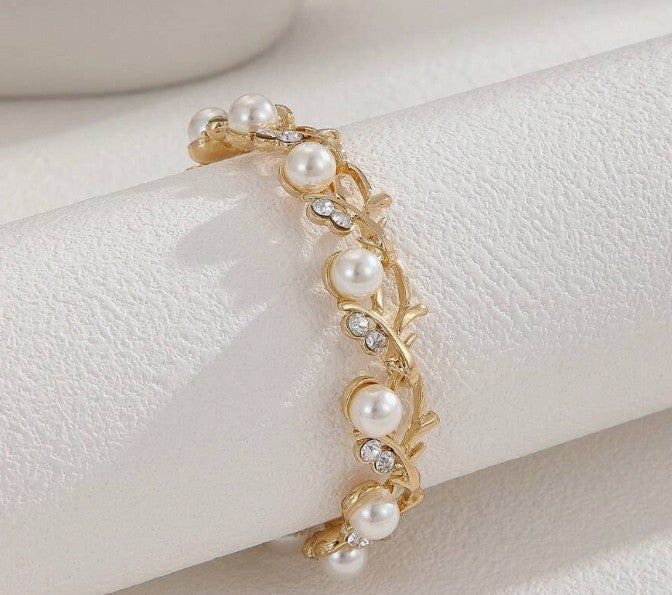 “Faux pearl and rhinestone leaf chain bracelet for women”
“Luxury lightweight chain bracelet with nature-inspired design”
“Elegant daily wear bracelet with rhinestone and faux pearl details”
“Zinc alloy bracelet with sparkling leaf and pearl accents”