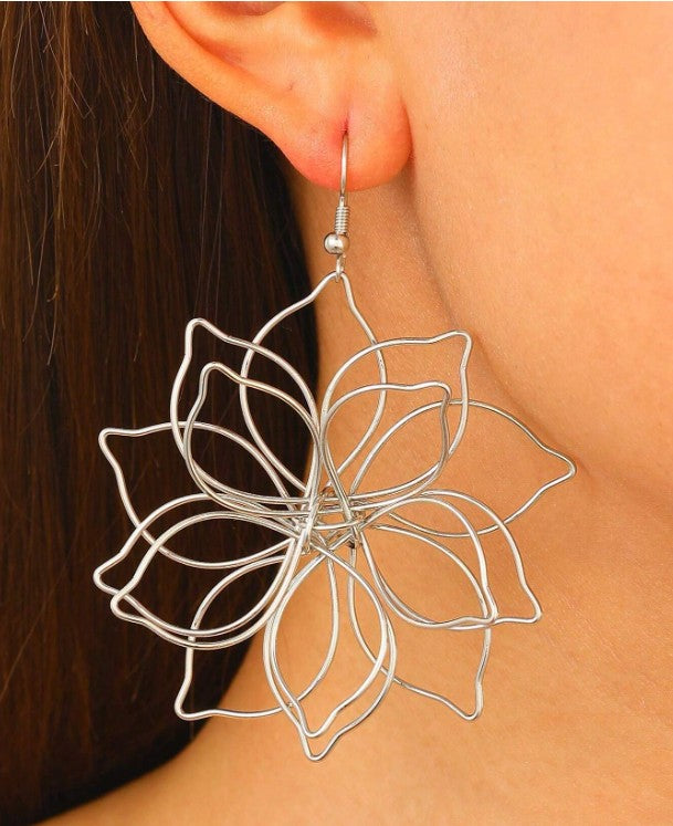 “Bohemian layered metal flower earrings for daily wear”
“Lightweight hollow flower pendant earrings with wrapped lines”
“Creative boho flower earrings for women’s casual and festive outfits”
“Airy multilayer flower metal earrings in bohemian style”