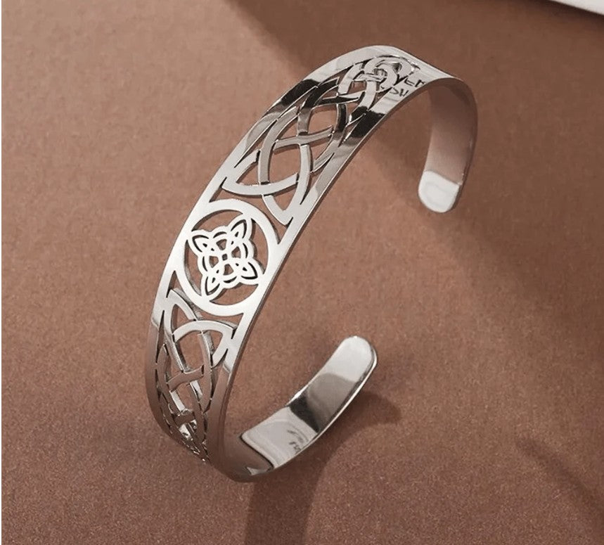 “Stainless steel Irish knot bracelet symbolizing eternal love and unity”
“Durable Celtic knot design bracelet for spiritual and daily wear”
“Minimalist stainless steel bracelet with meaningful Irish knot symbol”
“Elegant Irish knot jewelry piece representing loyalty and strength”