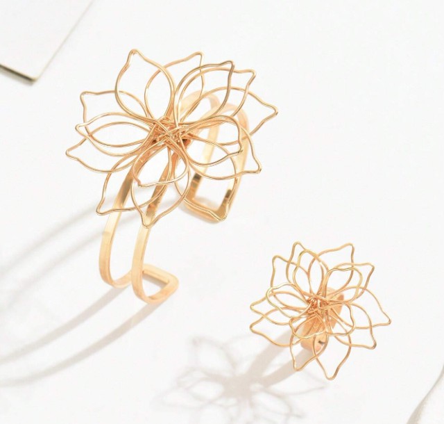 “Floral wire design bracelet and ring set for women”
“Lightweight boho floral jewelry set with openwork wire design”
“Nature-inspired blooming grace jewelry set, bracelet and ring”
“Creative European and American style floral wire jewelry set”