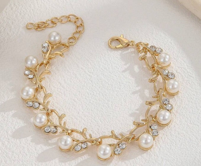 “Faux pearl and rhinestone leaf chain bracelet for women”

“Luxury lightweight chain bracelet with nature-inspired design”

“Elegant daily wear bracelet with rhinestone and faux pearl details”

“Zinc alloy bracelet with sparkling leaf and pearl accents”