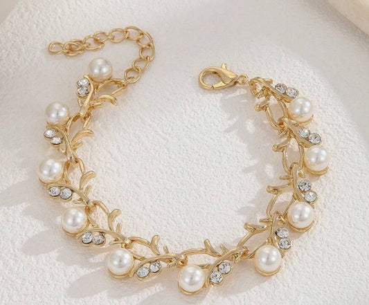 “Faux pearl and rhinestone leaf chain bracelet for women”

“Luxury lightweight chain bracelet with nature-inspired design”

“Elegant daily wear bracelet with rhinestone and faux pearl details”

“Zinc alloy bracelet with sparkling leaf and pearl accents”