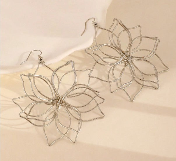 “Bohemian layered metal flower earrings for daily wear”

“Lightweight hollow flower pendant earrings with wrapped lines”

“Creative boho flower earrings for women’s casual and festive outfits”

“Airy multilayer flower metal earrings in bohemian style”