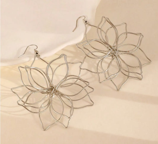 “Bohemian layered metal flower earrings for daily wear”

“Lightweight hollow flower pendant earrings with wrapped lines”

“Creative boho flower earrings for women’s casual and festive outfits”

“Airy multilayer flower metal earrings in bohemian style”