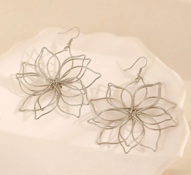 “Bohemian layered metal flower earrings for daily wear”

“Lightweight hollow flower pendant earrings with wrapped lines”

“Creative boho flower earrings for women’s casual and festive outfits”

“Airy multilayer flower metal earrings in bohemian style”