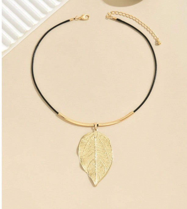 “Metallic leaf pendant necklace with black wax cord”

“Nature-inspired minimalist boho leaf necklace”

“Spiritual and earthy leaf pendant necklace for daily wear”

“Lightweight black cord necklace with metallic leaf charm”