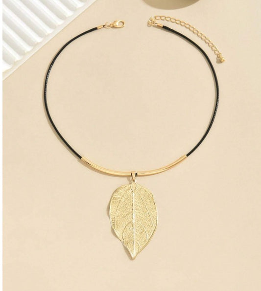 “Metallic leaf pendant necklace with black wax cord”

“Nature-inspired minimalist boho leaf necklace”

“Spiritual and earthy leaf pendant necklace for daily wear”

“Lightweight black cord necklace with metallic leaf charm”