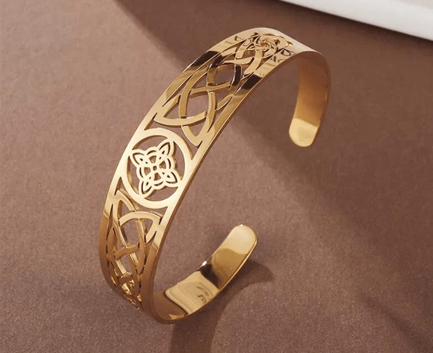 “Stainless steel Irish knot bracelet symbolizing eternal love and unity”

“Durable Celtic knot design bracelet for spiritual and daily wear”

“Minimalist stainless steel bracelet with meaningful Irish knot symbol”

“Elegant Irish knot jewelry piece representing loyalty and strength”

