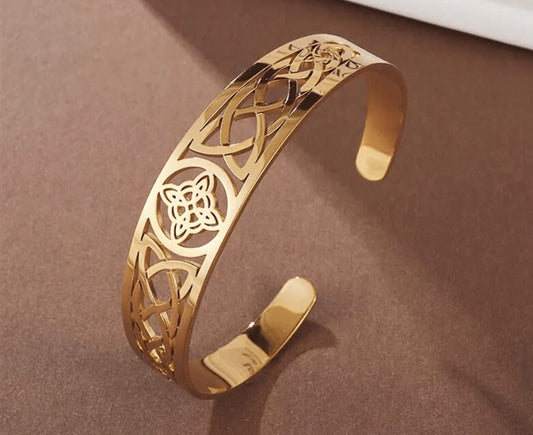 “Stainless steel Irish knot bracelet symbolizing eternal love and unity”

“Durable Celtic knot design bracelet for spiritual and daily wear”

“Minimalist stainless steel bracelet with meaningful Irish knot symbol”

“Elegant Irish knot jewelry piece representing loyalty and strength”


