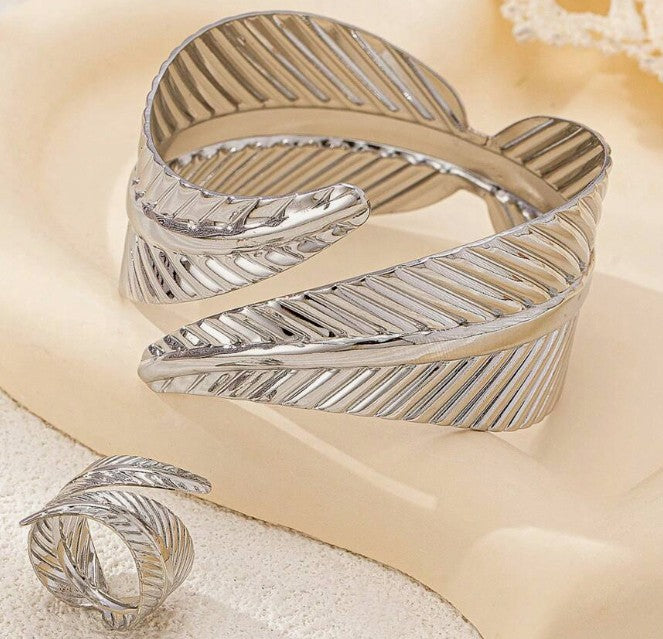 “Leaf-shaped metal bracelet and adjustable ring set for women”

“Boho jewelry set with nature-inspired leaf design”

“Gold-toned adjustable ring and cuff bracelet set for goddess style”

“Fashionable leaf bracelet and open ring gift set for women”
